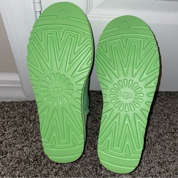 UGG Green Classic Ultra Mini - Picture 2 of 5